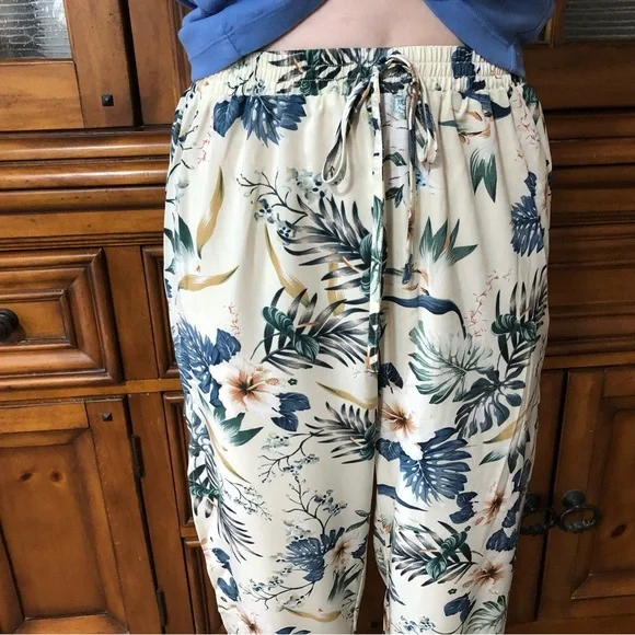 Like New SHEIN side-slit tie ankle pants - Picture 4 of 5